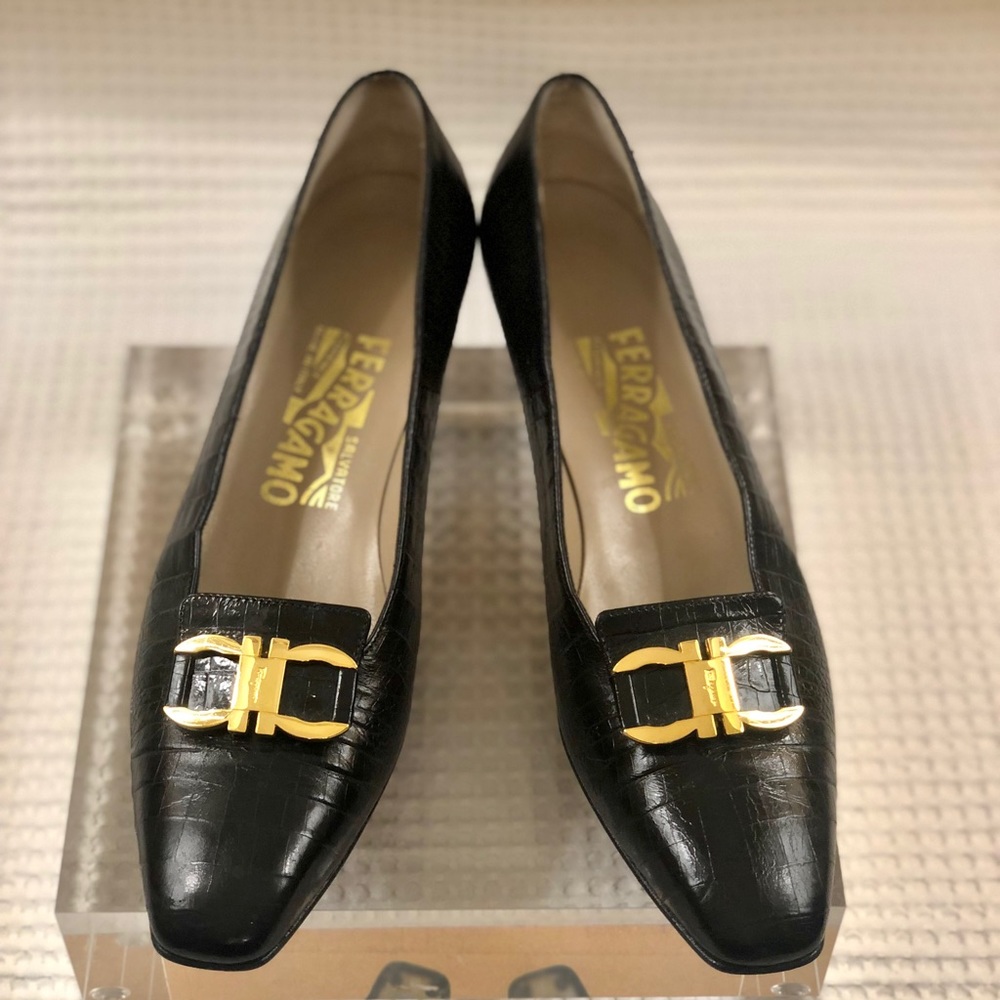 Beautiful ladies Salvador Ferragamo low heels with gold horse bit buckle.